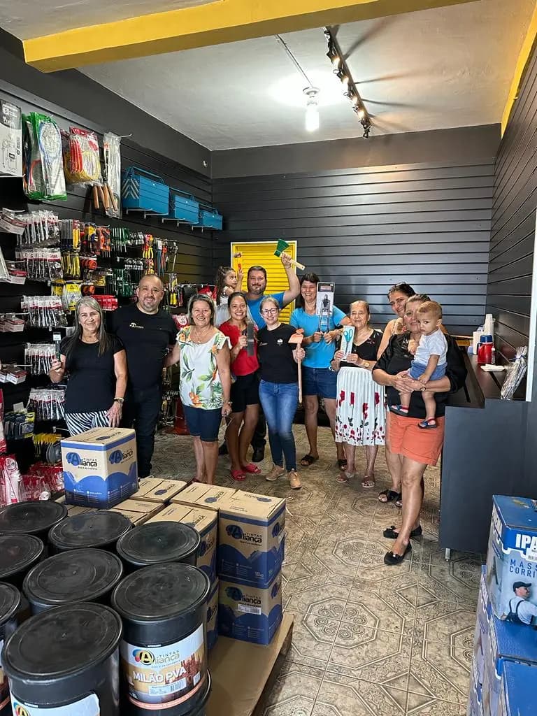 Clientes dentro da loja no dia da inauguração