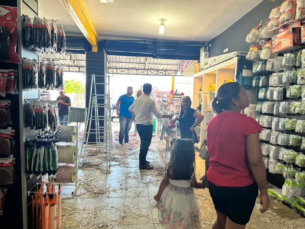 Corredor da loja com produtos expostos dos dois lados