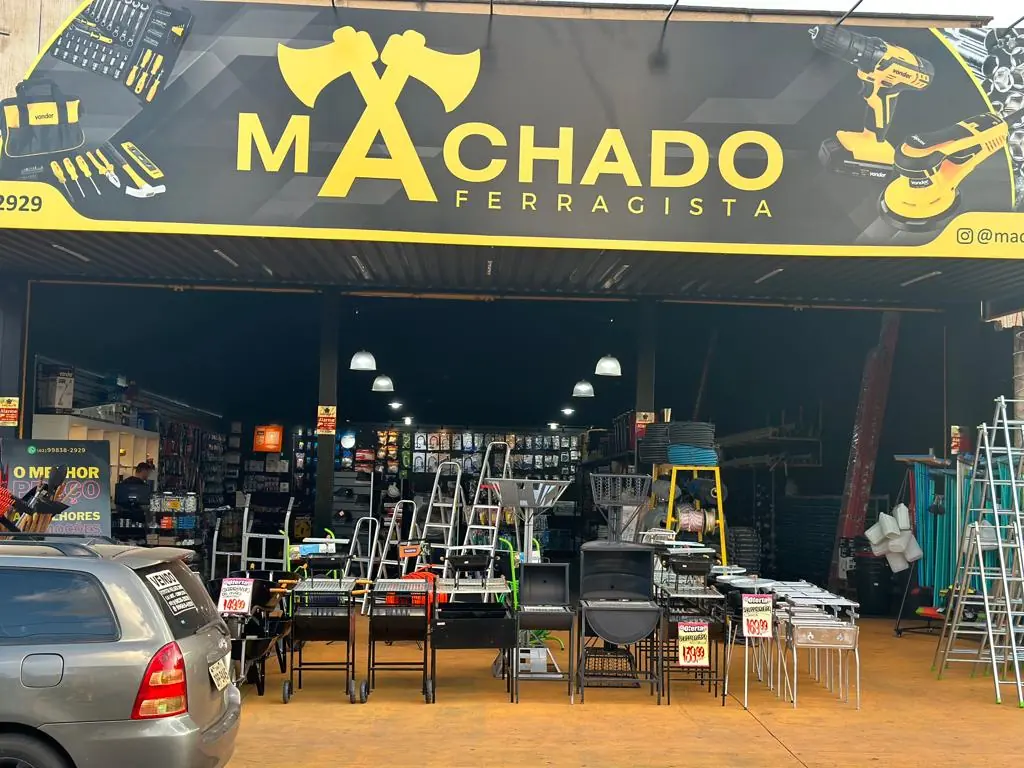 Fachada da loja com escadas e itens expostos na calçada