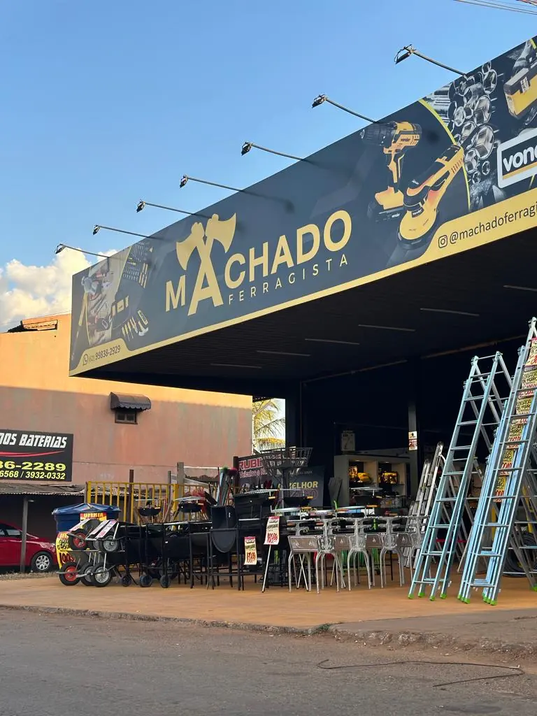 Lateral da loja com escadas expostas na calçada