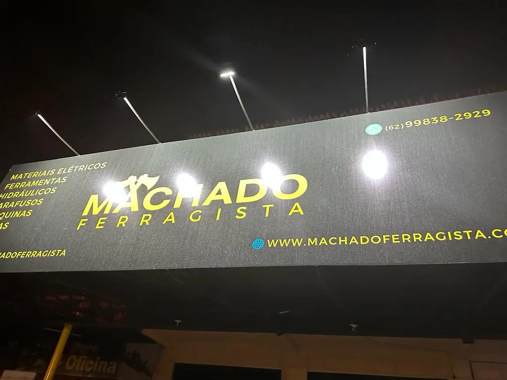 Letreiro iluminado da Machado Ferragista à noite