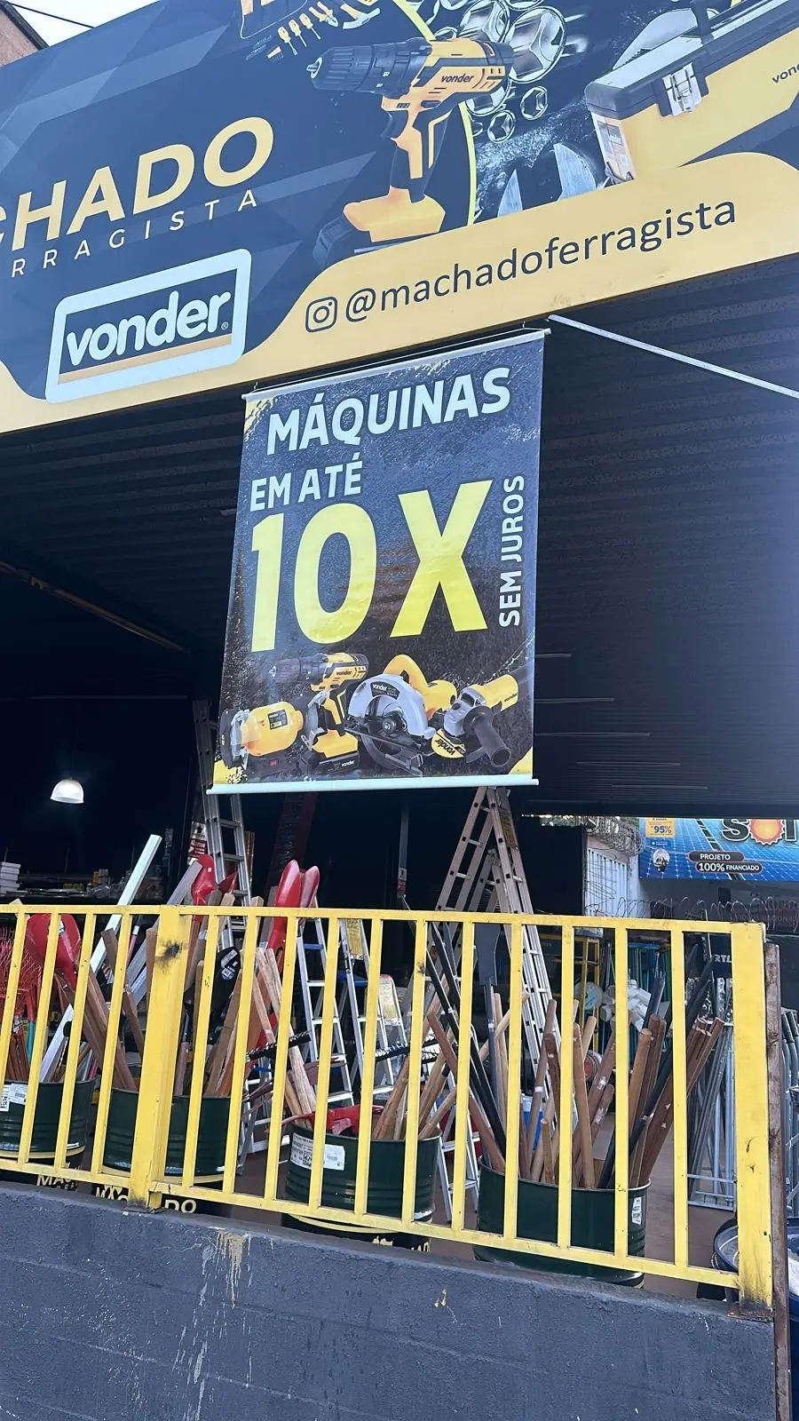 Painel Vonder máquinas em até 10x na fachada da loja