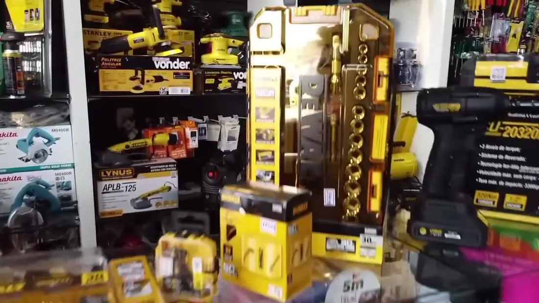 Máquinas e ferramentas a bateria expostas na loja