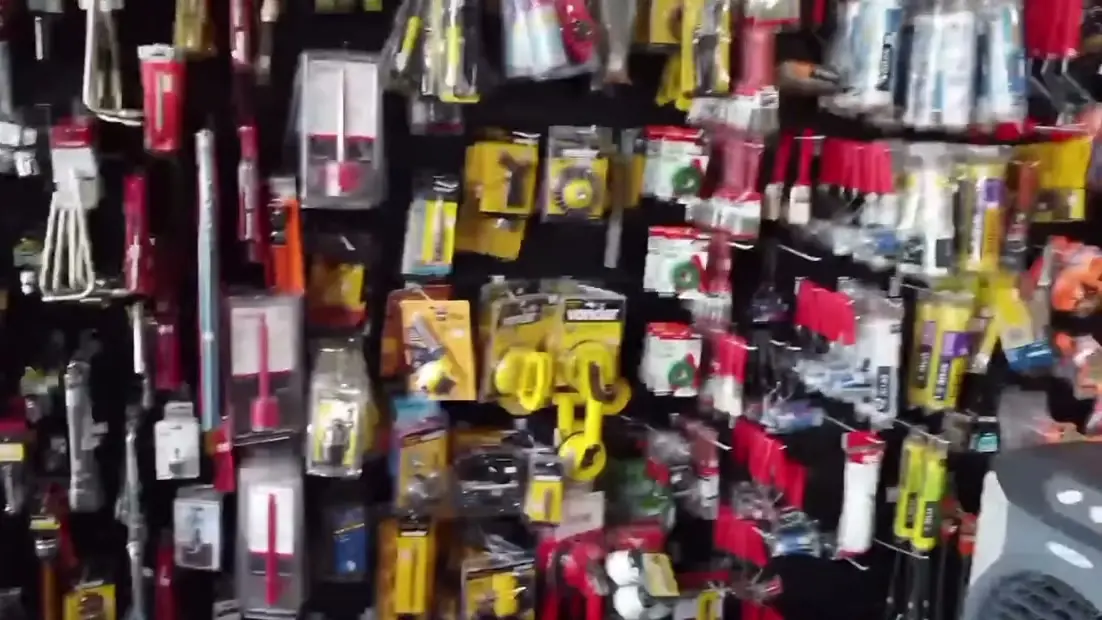 Parede de ferragens e itens de fixação expostos