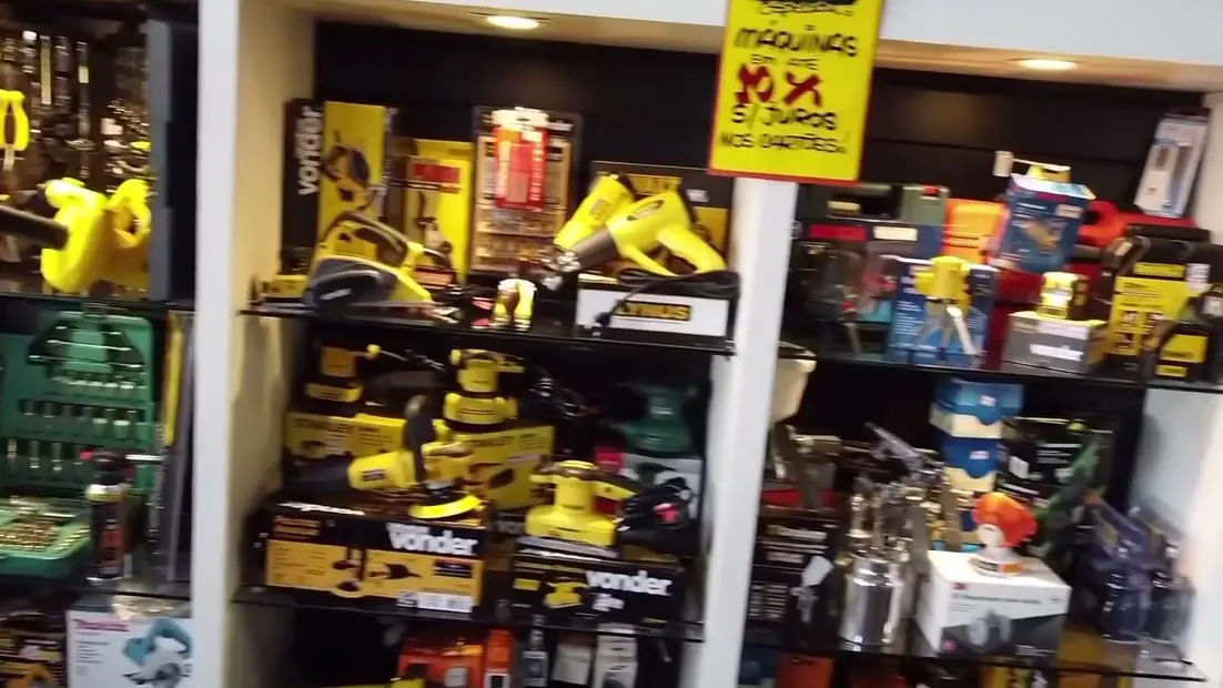 Prateleiras com ferramentas elétricas Vonder na Machado Ferragista