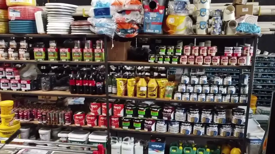 Prateleiras de produtos no interior da loja